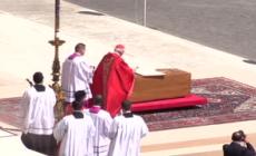 Funerali Papa Francesco, il vento sfoglia le pagine del Vangelo sulla bara