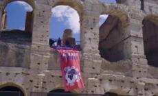 Striscione di Extinction Rebellion al Colosseo: "Disarmate la Terra"