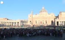 Aperti i varchi, i fedeli arrivano in Piazza San Pietro per i funerali del Papa
