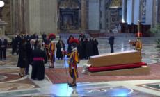 Donald e Melania Trump rendono omaggio al Papa a San Pietro