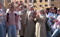 Papa Francesco, canti tra i fedeli prima di entrare a S. Maria Maggiore