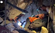 Gaza, soccorritori fra le macerie dopo un raid israeliano su Khan Yunis