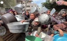 Gaza City, ressa per un pasto presso una cucina comunitaria