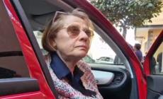 Bambina lanciata dal balcone dalla madre, "La donna era seguita e mai sola"