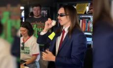 A Milano spunta Tommy Cash a distribuire caffe' ai passanti