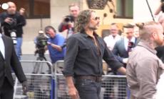 L'attore comico britannico Russell Brand in tribunale per le accuse di stupro