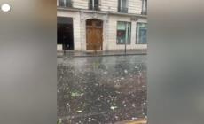 Tempesta di grandine su Parigi, alberi caduti in strada