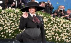 Rihanna rivela la sua terza gravidanza alla serata del Met Gala