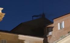 Conclave, la prima fumata e' nera. Non c'e' ancora il nuovo Papa