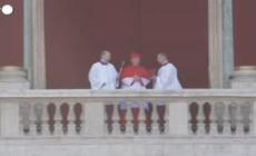Papa Robert Francis Prevost si affaccia dalla Loggia di San Pietro