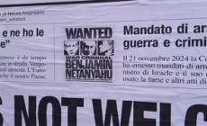 Napoli, poster anti-sionista affisso su un'edicola dismessa
