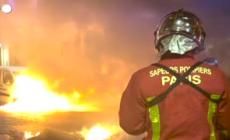 Champions League, auto incendiate durante i festeggiamenti dei tifosi del PSG a Parigi