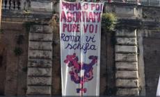 "Abortiamo pure voi", striscione contro il corteo Pro Vita a Roma