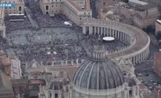 La preghiera del Regina Caeli, le immagini dall'elicottero
