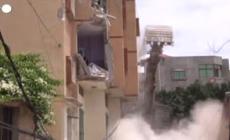 Un bulldozer dell'esercito israeliano distrugge una casa nel nord della Cisgiordania