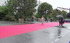Meloni arriva al summit di Tirana. E Rama si inginocchia nuovamente