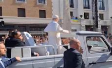 Bandiera ucraina a salutare papa Leone XIV al passaggio in papamobile