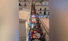 Infiorata di Noto, via Nicolaci si veste di fiori