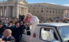 Papa Leone XIV benedice due neonati. I genitori americani: "Fantastico"
