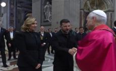 Papa Leone XIV saluta il presidente ucraino Zelensky
