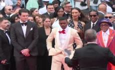 Cannes, il cast di "Highest 2 Lowest" sfila sul tappeto rosso