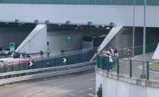 Pullman con alunni di elementare tampona un camion, morta una maestra