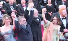 Cannes, Julian Assange e la moglie Stella sul red carpet
