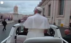 Prima udienza generale, il Pontefice a bordo della papamobile saluta i fedeli