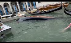 Turisti si sporgono per un selfie e fanno affondare una gondola sul Canal Grande 