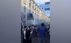 Un 'fiume' umano in via Toledo con le maglie del Napoli