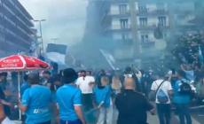 Volata scudetto, tifosi del Napoli cantano cori all'esterno del Maradona