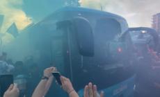 I tifosi del Napoli accolgono l'arrivo del pullman degli azzurri al Maradona