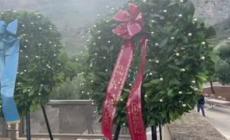 Deposta una corona di alloro davanti alla Stele di Capaci