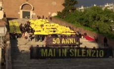 Flash mob di Amnesty al Campidoglio, "50 anni mai in silenzio"