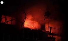 Droni e missili russi su Kiev, i soccorritori al lavoro