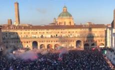 Fuochi d'artificio accolgono l'autobus scoperto del Bologna in Piazza Maggiore