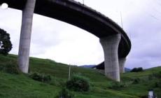 Bus si schianta in Colombia durante una gita universitaria, almeno 10 morti - video
