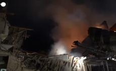 Nuova ondata di bombardamenti in Ucraina, soccorritori in azione a Mykolaiv