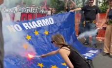 Corteo contro Meloni a Bologna, bruciata bandiera dell'Unione europea