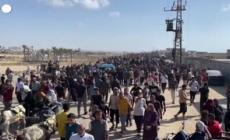 Migliaia di sfollati ritirano cibo dalla Gaza Foundation