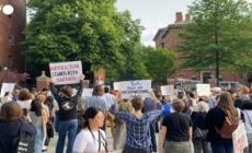 Usa, studenti di Harvad protestano contro le politiche di Trump