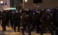 Finale Champions, idranti e lacrimogeni sui tifosi sugli Champs Elysees