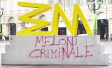 Torino, in piazza San Carlo compare la scritta "Meloni criminale"
