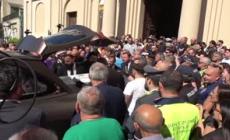 Funerali di Martina Carbonaro, la bara esce tra gli applausi della folla
