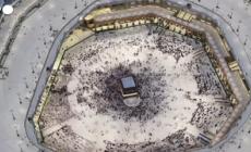 La Mecca, pellegrini eseguono il Tawaf intorno alla Kaaba
