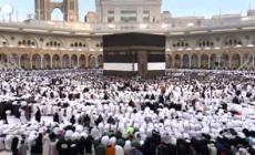 Pellegrinaggio alla Mecca, fedeli in preghiera per l'Eid al-Adha