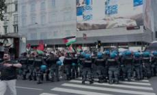 Pro Palestina a Milano, il corteo viene bloccato dalle forze dell'ordine