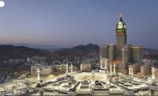 La Mecca, i pellegrini eseguono il tawaf nella Grande Moschea