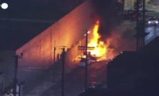Los Angeles, auto incendiate dai manifestanti
