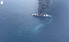 Nave portacontainer in fiamme al largo della costa indiana